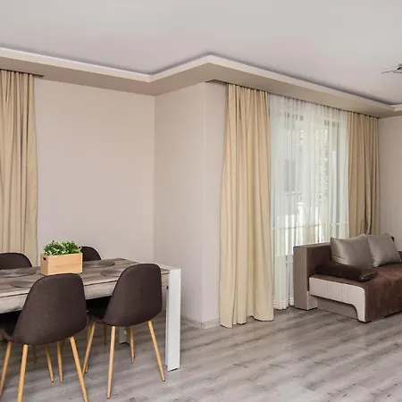 Cozy Flats Nearby Center Free Park Area شقة